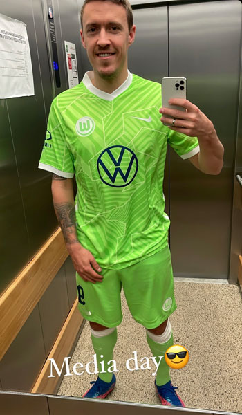 VfL Wolfsburg-Spieler Max Kruse macht mit seinem Handy ein Selfie in einem Aufzug in der Volkswagen Arena.