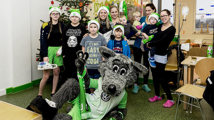 Felix Ohis Uduokhai, Yunus Malli, Katharina Baunach and Isabel Kerschowski visited the ill children at the local medical centres in Gifhorn and Wolfsburg. 