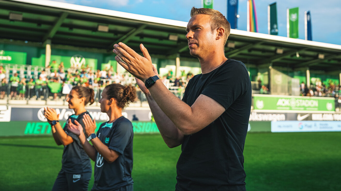 VfL-Wolfsburg-Trainer Tommy Stroot bedankt sich nach dem Spiel bei Fans für die Unterstützung.