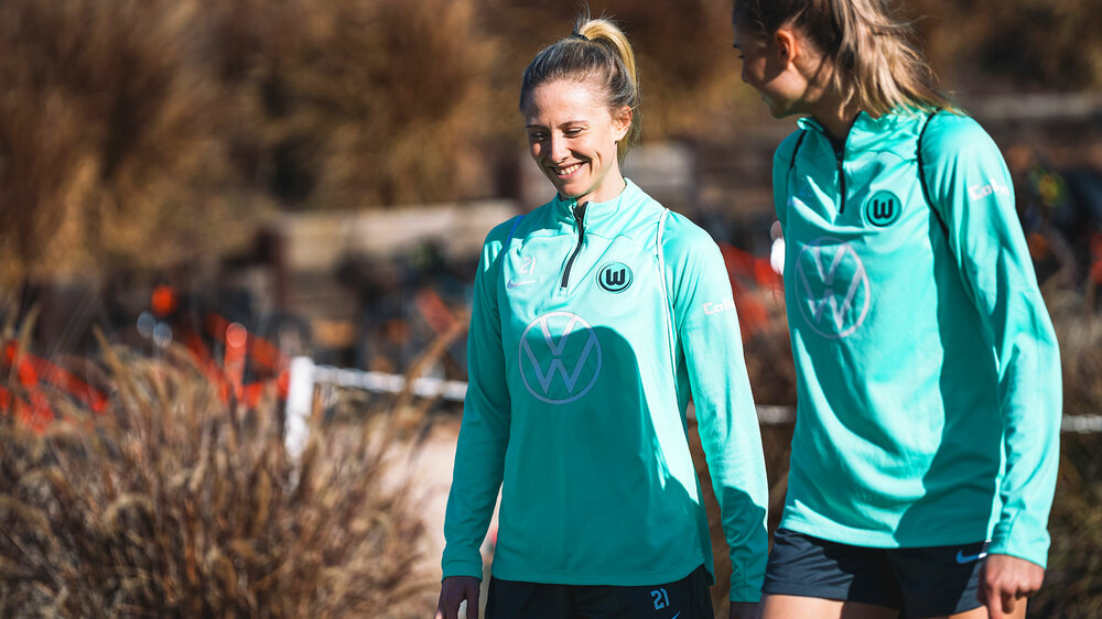 VfL Wolfsburg Spielerin Blomqvist lächelt im Trainingsdress in die Kamera.