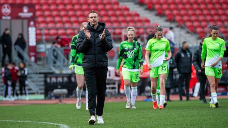 VfL-Wolfsburg-Trainer Stroot klatscht und bedankt sich nach dem Spiel für die Unterstützung der Fans.