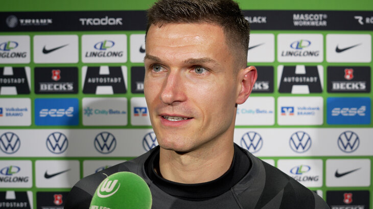 VfL-Wolfsburg-Spieler Pavao Pervan am Mikrofon. Daneben ist der Schriftzug „Stimmen”. 
