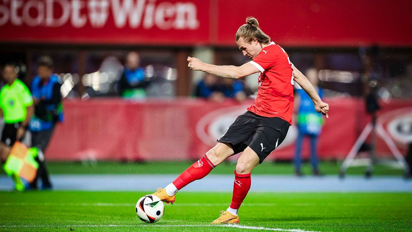 VfL-Wolfsburg-Spieler Patrick Wimmer schießt den Ball im Trikot der österreichischen Nationalmannschaft.