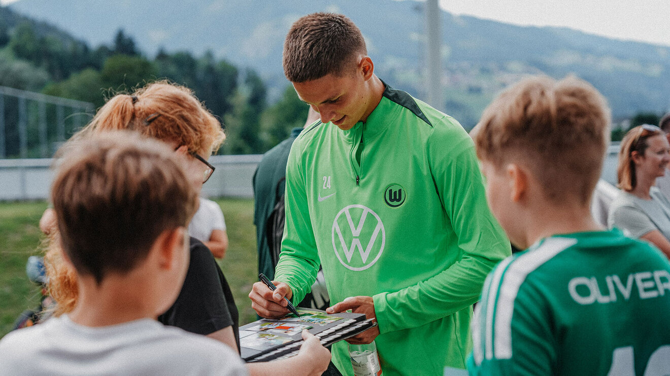 Der VfL-Wolfsburg-Spieler Bence Dardai gibt Autogramme.