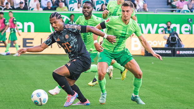 Kilian Fischer und Ridle Baku vom VfL Wolfsburg verteidigen den Ball.