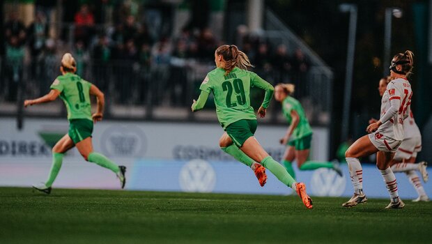 Die VfL-Wolfsburg-Spielerin Jule Brand läuft.