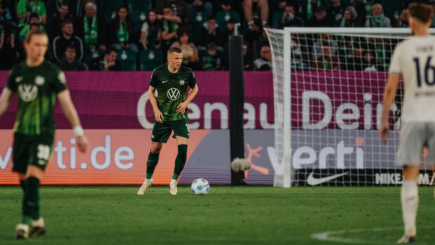VfL-Wolfsburg-Spieler Denis Vavro läuft.