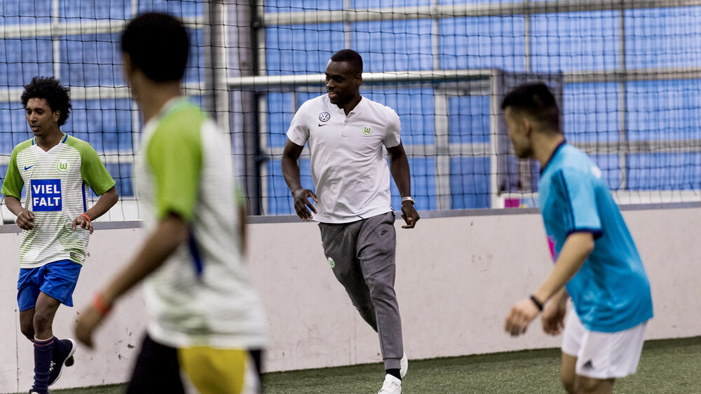 VfL striker Nany Landry Dimata paid a visit, as a participant to the "Learn and Kick" session. 