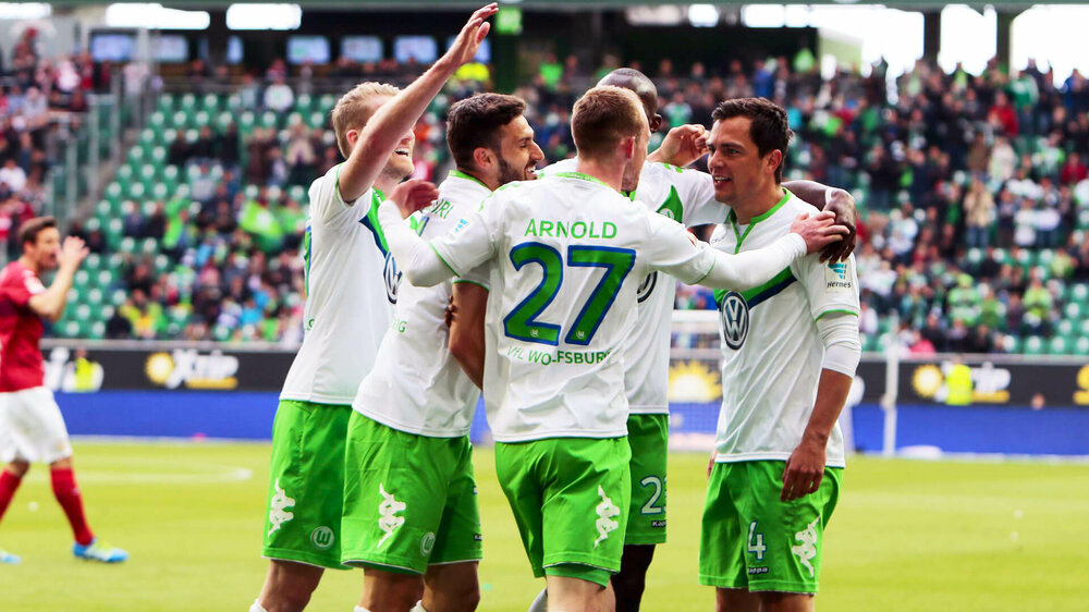 VfL-Wolfsburg Spieler Maximilian Arnold jubelt im Spiel.