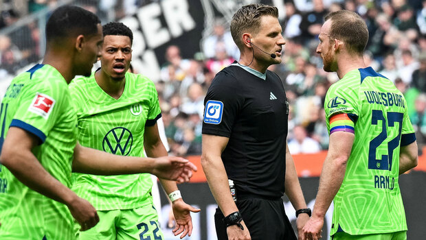 VfL-Wolfsburg-Kapitän Arnold beschwert sich beim Schiedsrichter.