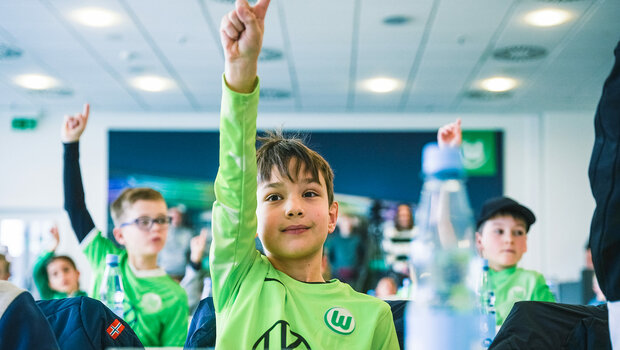 Kinder  bei einer Pressekonferenz in der Volkswagen Arena.