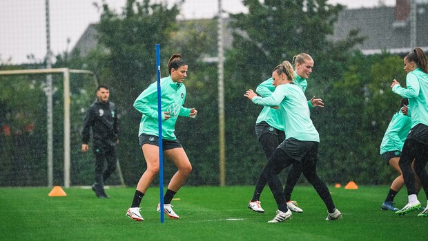 VfL-Spielerinnen Chantal Hagel und Kristin Demann beim Zirkeltraining.