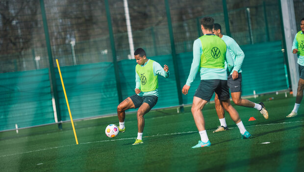 Rogerio vom VfL Wolfsburg nimmt den Ball an.