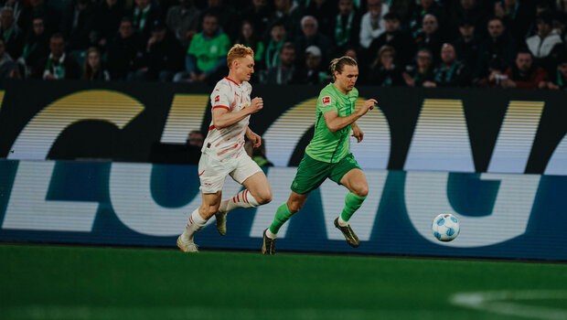 Der VfL-Wolfsburg-Spieler Patrick Wimmer im Laufduell.