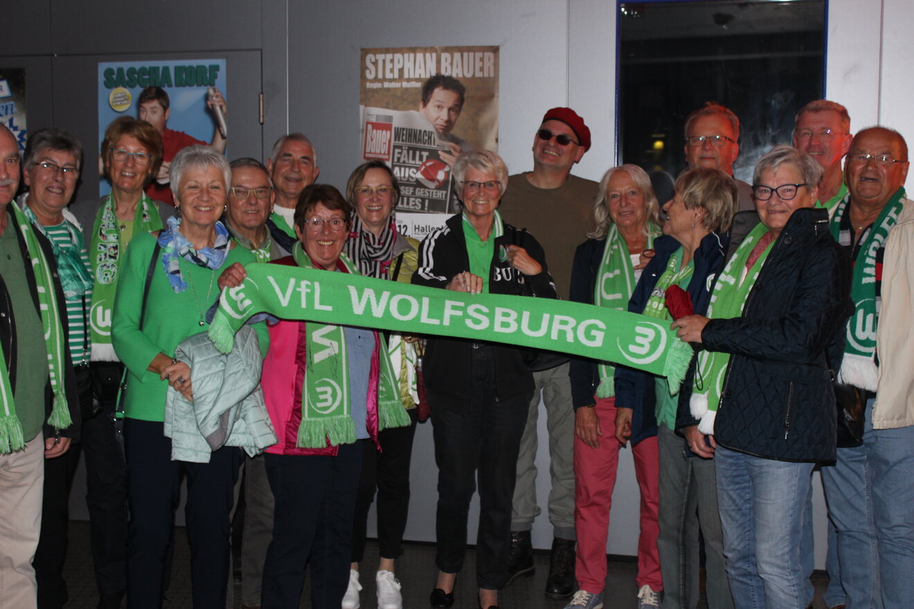Gruppenbild des VfL Wolsburg-Wölfeclub im Hallenbad.