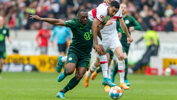 Der Stuttgarter fällt auf der Jagd nach dem Ball über VfL Spieler Jerome Roussilion.