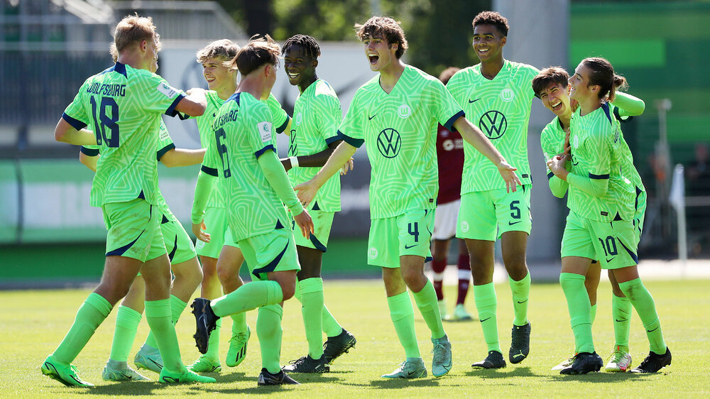 Das U17 Team des VfL Wolfsburg jubelt nach dem Sieg gegen Dresden.