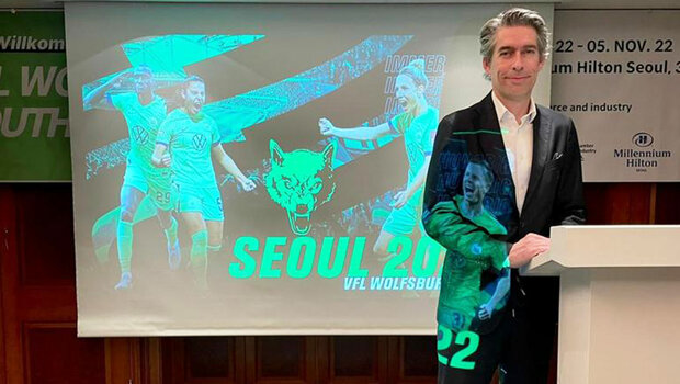 Präsentation von VfL Wolfsburg Geschäftsführer Michael Meeske in Korea.