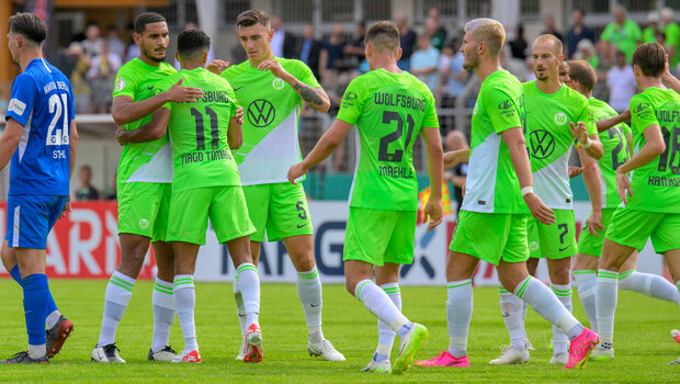 Die Spieler des VfL Wolfsburg bejubeln ihren Treffer im Spiel gegen TuS Makkabi.