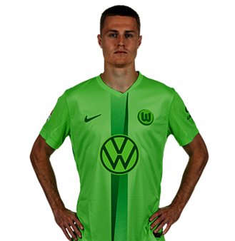 Der VfL Wolfsburg Spieler Mattias Svanberg posiert mit den Händen in der Hüfte.