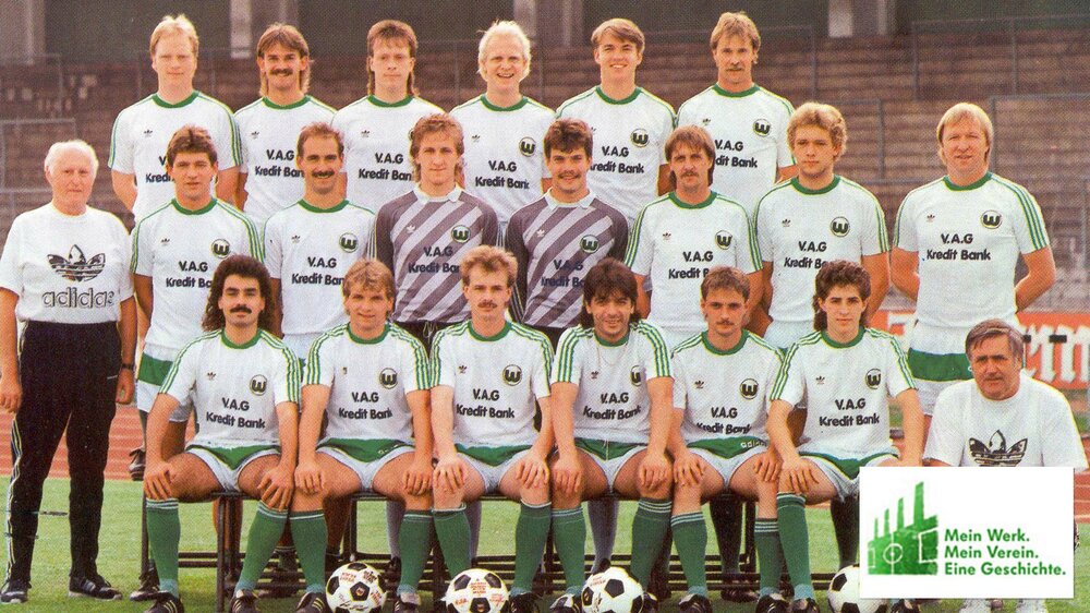 Das Wölfe-Team der Spielzeit 1989/1990, das trotz schwachen Starts am Ende noch Oberliga-Vierter wird. Zweiter Spieler von rechts in der vorderen Reihe zwischen Gültas Gültekin (rechts) und Michael Geiger ist Oliver Scheyno