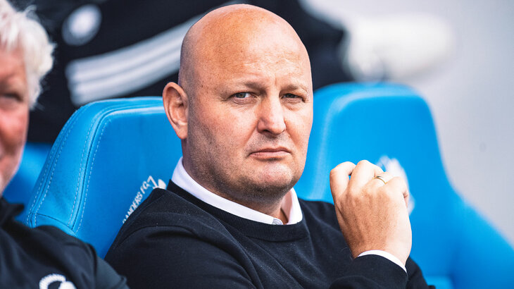 Der neue VfL Wolfsburg Geschäftsführer Sport Peter Christiansen schaut ernst in die Kamera.