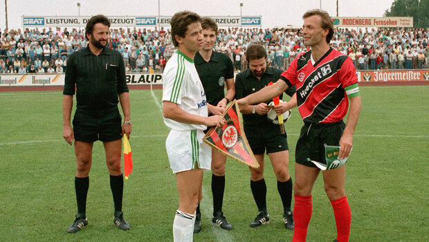 Ein historisches Bild der Seitenwahl bei einer Partie des VfL Wolfsburg gegen die Eintracht Frankfurt.