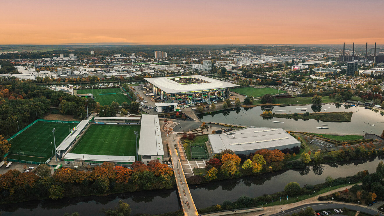 Die Skyline der Stadt Wolfsburg. In der Mitte ist die Volkswagen Arena zu sehen.