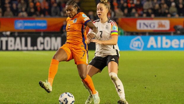 VfL Wolfsburg Spielerin Lyneth Beerensteyn auf dem Spielfeld im Trikot der niederländischen Nationalmannschaft.