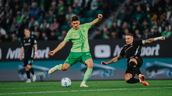 VfL-Wolfsburg-Spieler Joakim Maehle schießt den Ball.