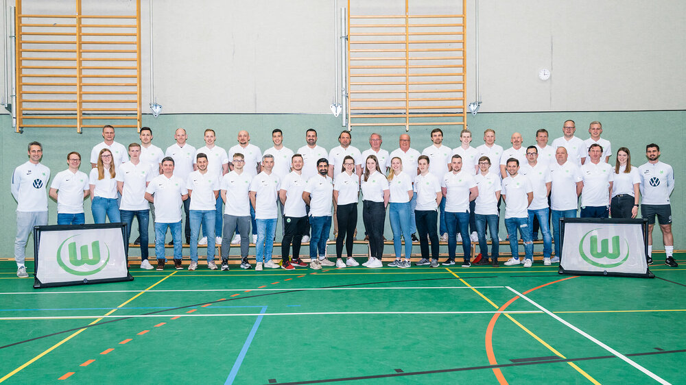 Gruppenbild aller Teilnehmer der Trainerschulung der fL-Fussballschule des VfL Wolfsburg. 