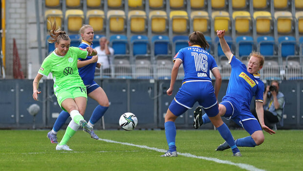 Die VfL-Wolfsburg-Spielerin Jill Roord schießt auf das Tor.