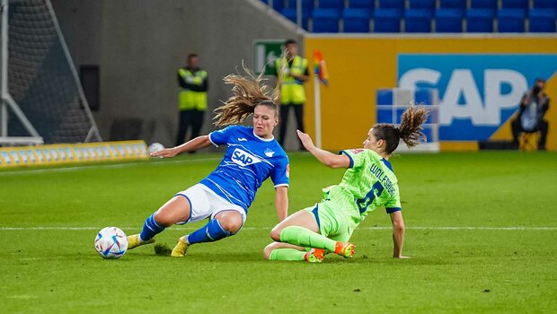 VfL-Wolfsburg Spielerin Dominique Janssen im Zweikampf.
