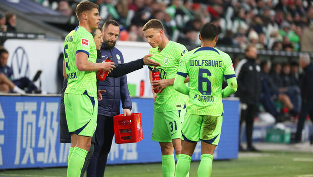 VfL-Wolfsburg-Trainer Kovac gibt seinen Spielern Anweisungen während dem Spiel gegen den SC Freiburg.