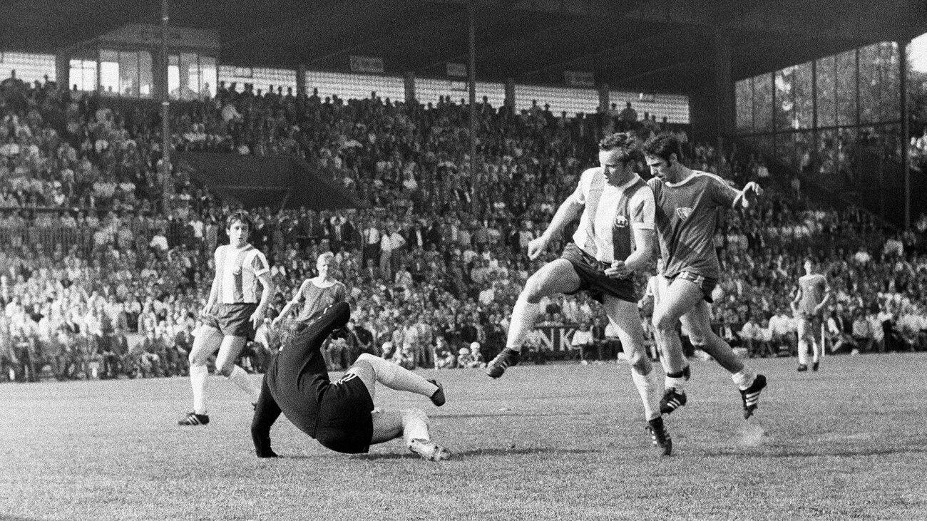 Ein schwarz-weißes Foto aus einem früheren Spiel der Wölfe gegen Bochum.