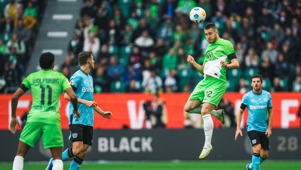 VfL-Wolfsburg-Spieler Svanberg bei einem Kopfball im Spiel gegen Bayer 04 Leverkusen.