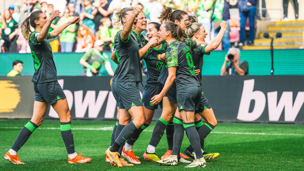 Die Frauen des VfL Wolfsburg jubeln gemeinsam.