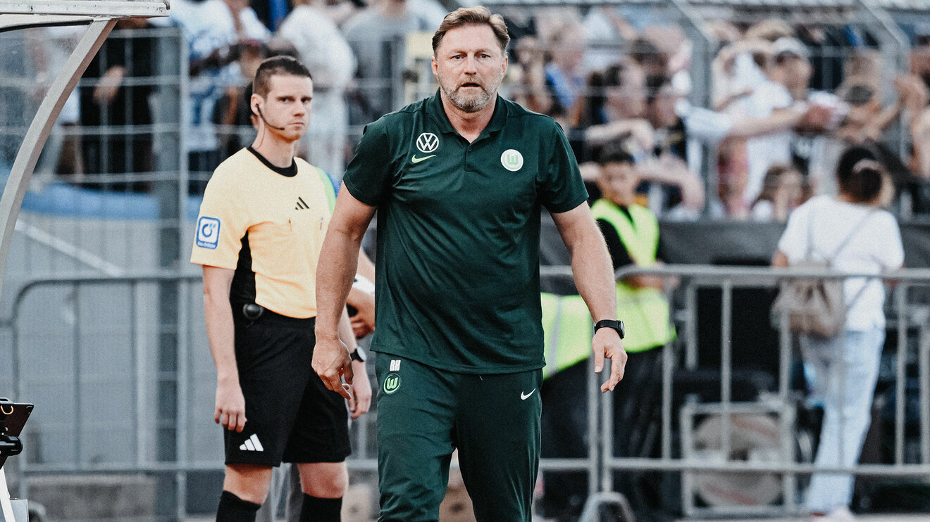 VfL-Wolfsburg-Trainer Ralph Hasenhüttl am Spielfeldrand.