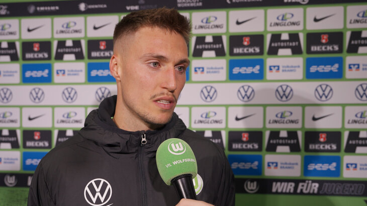 Der VfL-Wolfsburg-Spieler Kilian Fischer beim Interview.