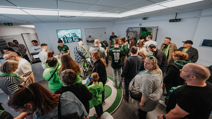 Die VfL-Wolfsburg-Fans stehen beim Trikotlaunsch in der Heimkabine.