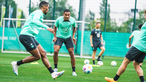 Die Spieler des VfL Wolfsburg Jenz und Lacroix in der ersten Trainingseinheit der neuen Saison.