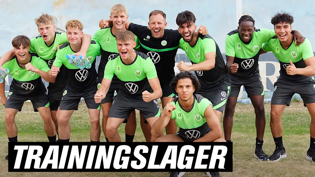 Die Jungwölfe des VfL Wolfsburg posieren in Siegerpose auf dem Trainingsplatz des Trainingslagers.