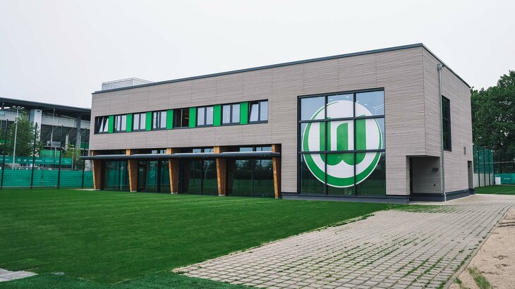 Die Fassade des neuen Funktionsgebäude des VfL Wolfsburg.