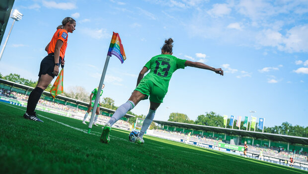 Die VfL Wolfsburger-Spielerin Felicitas Rauch holt für einen Pass von der Ecke aus. 