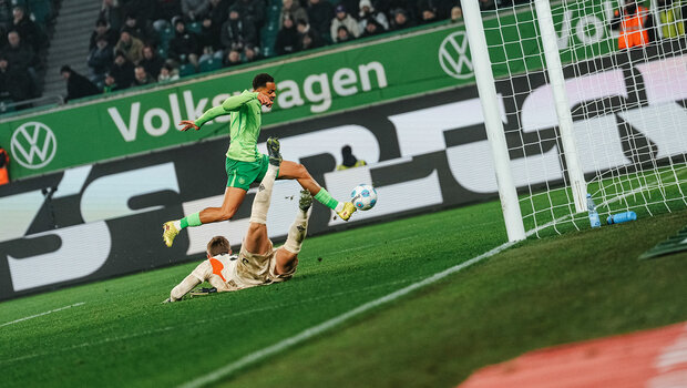 Der VfL-Wolfsburg-Spieler Lukas Nmecha schießt den Ball.