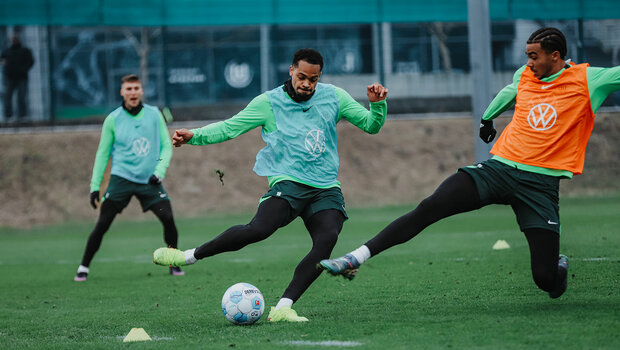 VfL-Wolfsburg-Spieler Lukas Nmecha schießt den Ball.