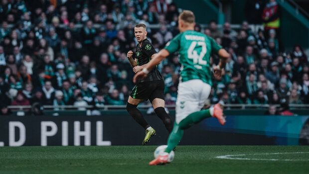 VfL-Wolfsburg-Spieler Denis Vavro läuft und visiert einen Gegenspieler an.
