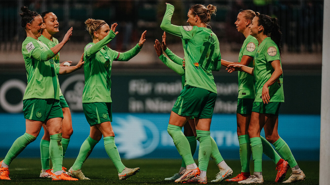 Die Mannschaft der VfL-Frauen jubeln zusammen.