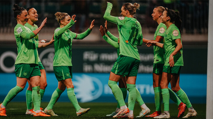 Die Mannschaft der VfL-Frauen jubeln zusammen.