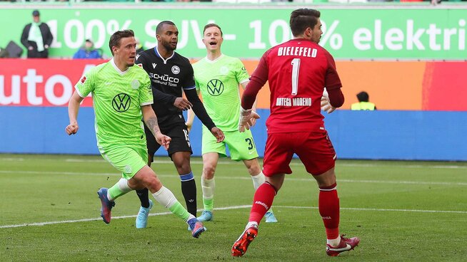 Eine tolle Szene, Kruse schießt das 4:0 gegen Bielefeld. Der Torwart von Bielefeld guckt dem Ball nur hinterher.